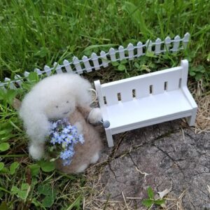 JK_miniatyyri_koristepenkki_puistonpenkki_valkea_JK8416_lisakuva_villakeiju